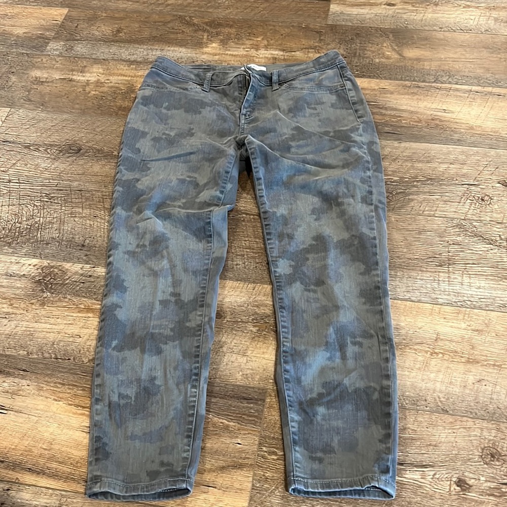 Women’s camo stretchy jeans